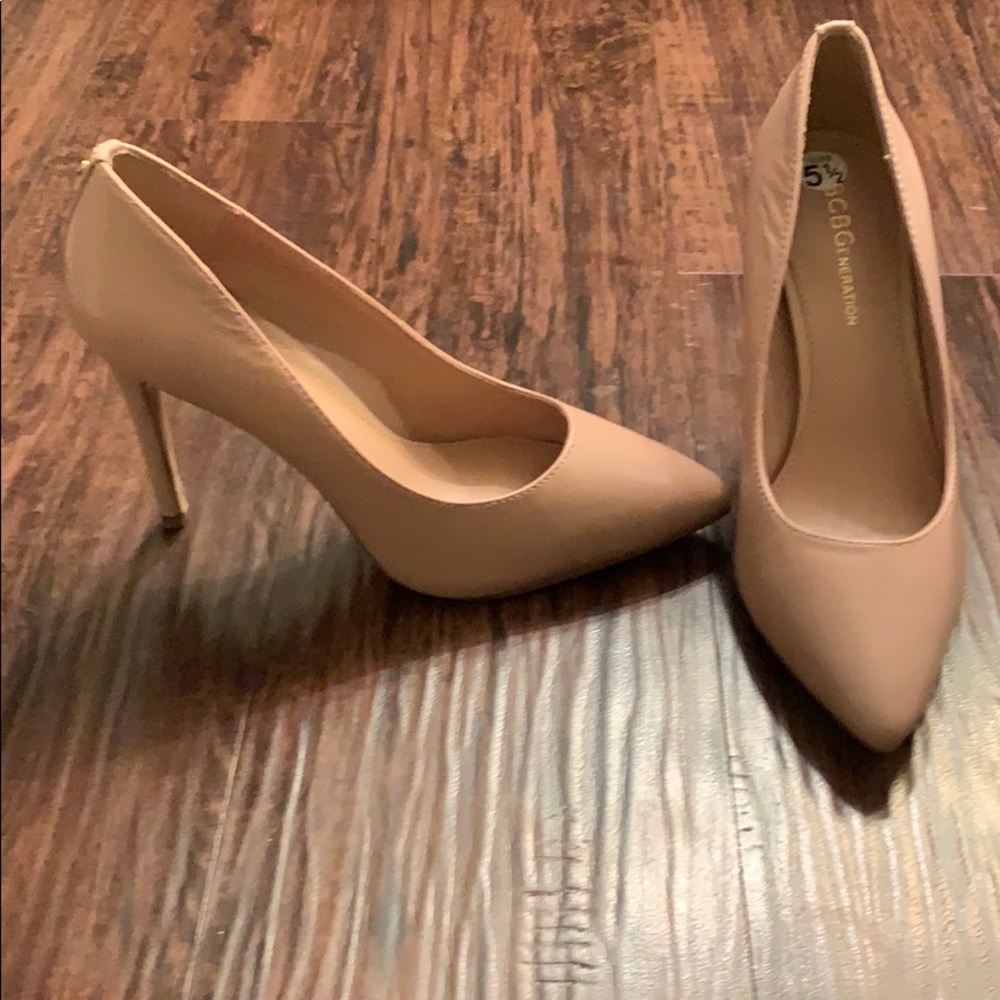 NWOT BCBG nude heels